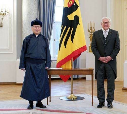 Элчин сайд Б.Мандахбилэг итгэмжлэх жуух бичгээ өргөн барив