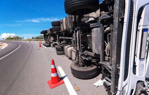Цагаачдыг тээвэрлэж явсан ачааны машин осолдож, 49 хүн амиа алджээ
