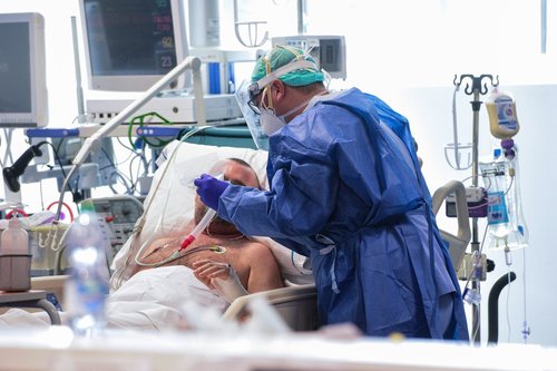 Британи: Омикрон штаммын улмаас аюулын зэргийг дээшлүүлэв