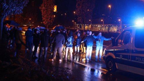 Тахлын үеийн хязгаарлалтыг эсэргүүцсэн жагсаал мөргөлдөөнөөр өндөрлөв