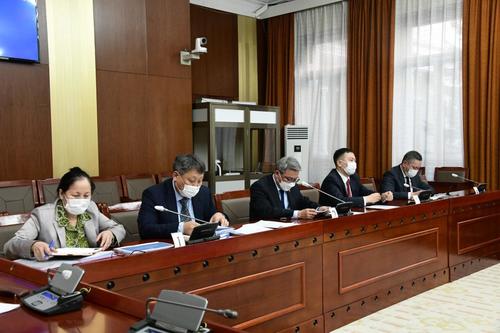 Хүнд үйлдвэрийн тухай хуулийн төсөл гологдож, 