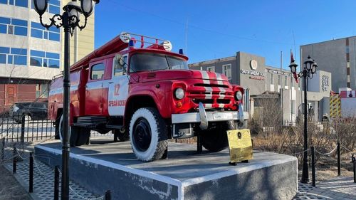 Аврах албанд 40 жил ашигласан машиныг мөнхийн зогсоолд байршууллаа