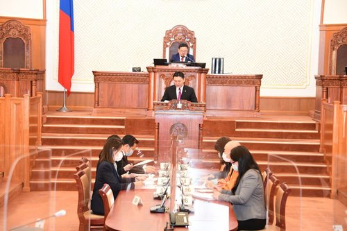 Хуулийн төслүүдийг байнгын хороонд шилжүүлэв
