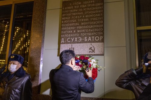 Д.Сүхбаатарын дурсгалын самбарт цэцэг өргөв