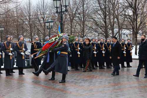 Ерөнхийлөгч У.Хүрэлсүх “Нэр нь үл мэдэгдэх цэргийн хөшөө”-нд цэцэг өргөлөө