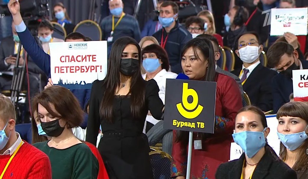 Буриадын сэтгүүлч монгол дээл өмсөн,  Путинтэй монголоор мэндэлжээ