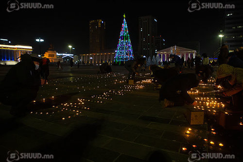 ФОТО: Э.Энхбат агсны дурсгалд зориулж Сүхбаатарын талбайд зул асаалаа