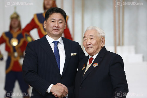 Ерөнхий сайд асан Ш.Гунгаадоржид Хөдөлмөрийн баатар цол хүртээлээ