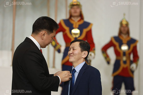 Ж.Алтангэрэл: Өчүүхэн надад цолоо хайрласан төр, түмэн танаа мэхийн ёсолъё