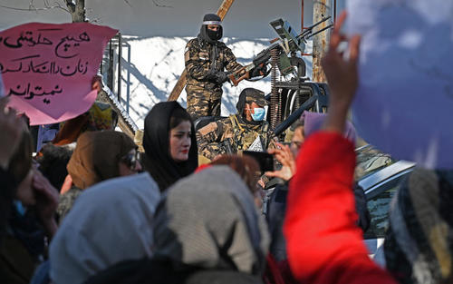 Талибууд эсэргүүцлийн жагсаал зохион байгуулсан эмэгтэйчүүд рүү бууджээ