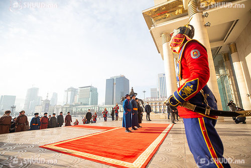 ФОТО: Төрийн өндөрлөгүүд Чингис хааны хөшөөнд хүндэтгэл үзүүллээ