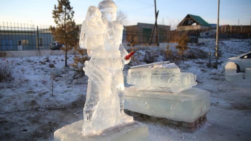 ФОТО: Дархан-Уул аймгийн албан хаагчид мөсөн хотхон байгуулжээ
