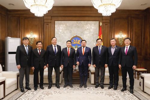 УИХ-ын гишүүн Д.Даваасүрэнгийн ахалсан Түр хорооны гишүүдэд талархал илэрхийллээ