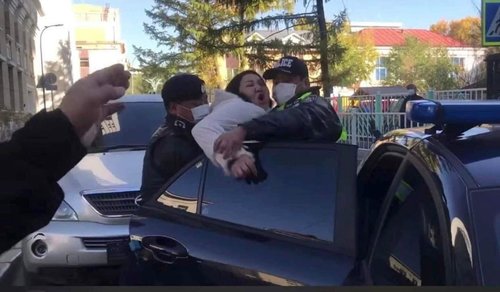 Цагдааг гэмтээсэн гэх Д.Отгонтуяаг шүүх хурал хойшилжээ