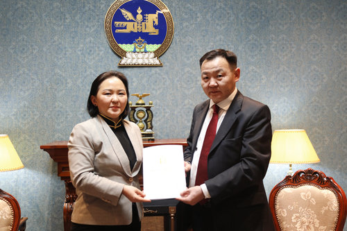 АНУ-ын Чикаго хотод суух Консул Т.Батцэцэгт консулын патентыг гардуулав