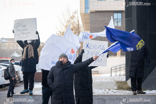 Д.Монголхүү: Засгийн газрыг огцортол үүдийг нь сахиж сууна