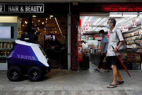 Сингапурт роботууд олон нийтийн журмыг сахиулна