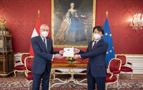 Австри Улсад суух Элчин сайд М.Цэнгэг Итгэмжлэх жуух бичгээ барив