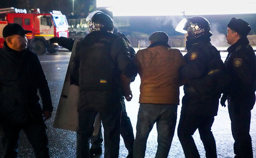 Алматы хотод эмх замбараагүй байдалд оролцсон 2000 хүнийг баривчилжээ