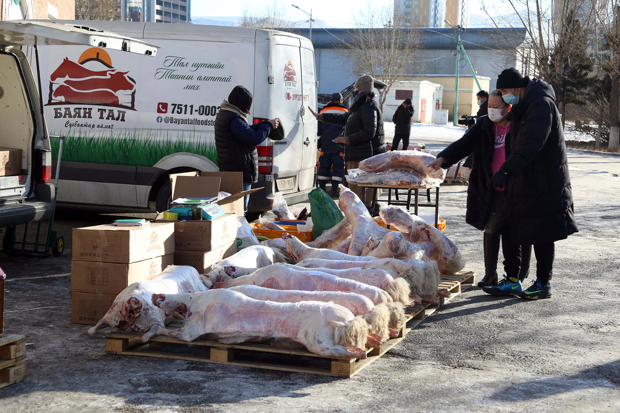 ФОТО: Төв цэнгэлдэх хүрээлэнд үзэсгэлэн худалдаа нээгдлээ