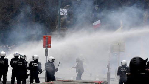 Ковидын хязгаарлалтыг эсэргүүцсэн жагсаал мөргөлдөөнөөр өндөрлөв