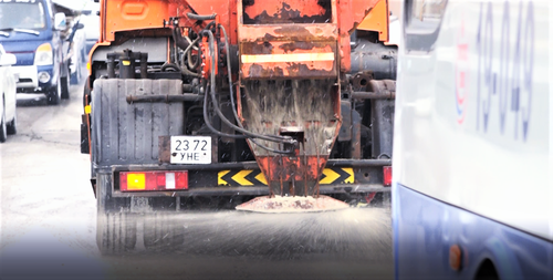 Өнгөрсөн шөнө 130 гаруй тонн давс, бодис цацлаа