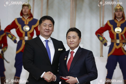 Б.Чинбат: Намайг амьдруулсан сайхан ханьдаа баярлалаа