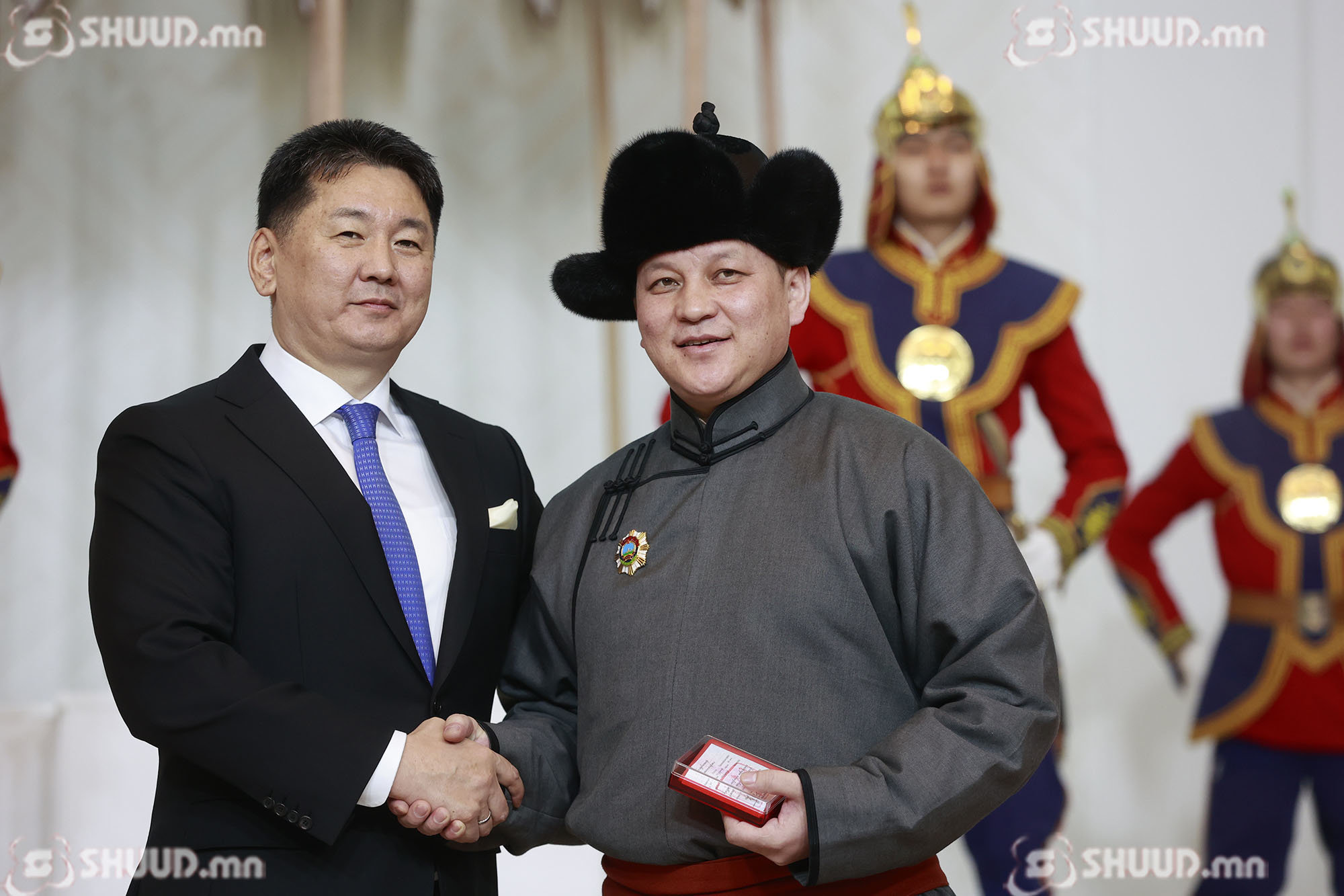 ФОТО: Төрийн одон медаль хүртсэн урлагийнхан