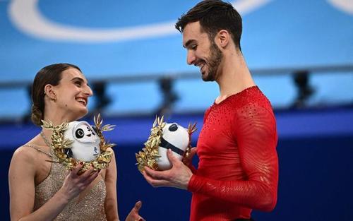 Францын уран гулгагчид дэлхийн дээд амжилтыг хоёронтоо тогтоолоо