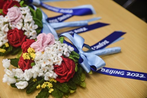 Бээжин-2022-ын нэхмэл цэцгийн баглааг өндөр настнууд бүтээжээ