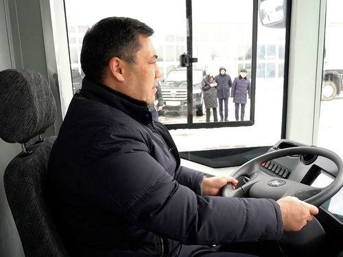 Киргизийн Ерөнхийлөгч автобус жолооджээ