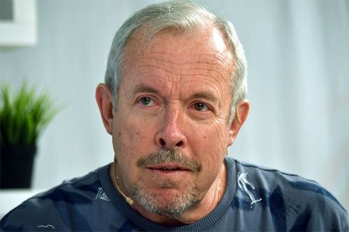 Макаревич: Путин бидний мөнгийг дүрвэгч, цэргийн сургуулилалтад зарцуулж байна