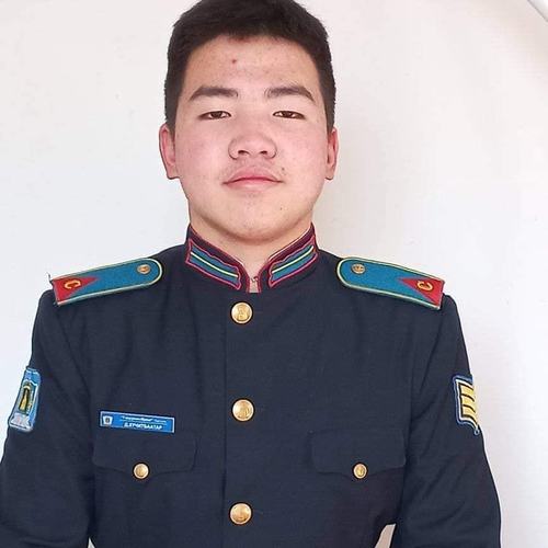 Д.Хүчитбаатарт нийслэлийн тэргүүний сурагч шагнал гардууллаа