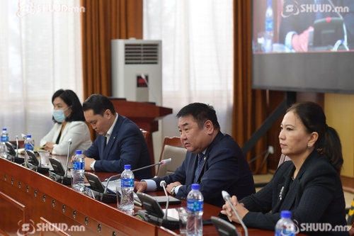 Д.Ганбат: Украины хүмүүнлэгийн аянд нэг сарын цалингаа хандивлаж байна