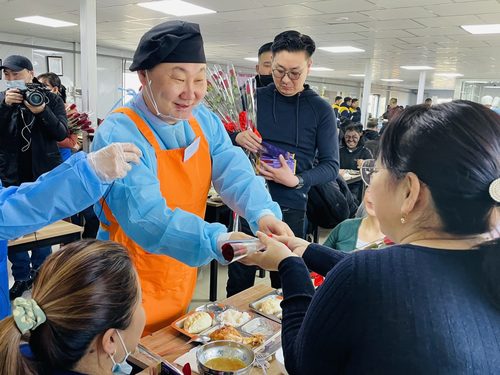 “Таван толгой” түлш компанийн удирдлагууд эмэгтэйчүүддээ баярын мэнд хүргэлээ