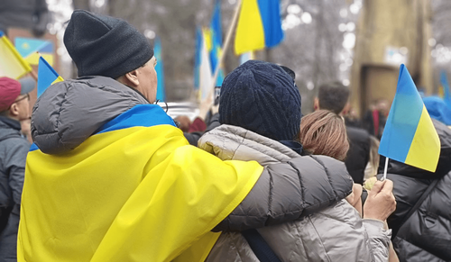 Украины далбаатай ижил өнгийн малгай өмссөн эмэгтэйг торгожээ
