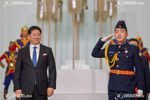 Сурагч Д.Хүчитбаатарыг Шударга журам медалиар шагналаа