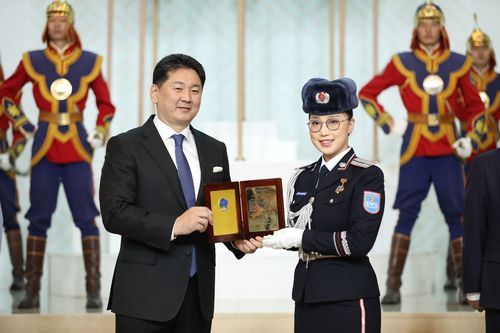 Шилдэг сонсогч, сурагчдад шагнал гардуулав