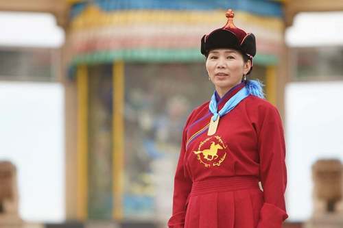 Монголын хамгийн анхны эмэгтэй жокей Б.Түмэннаст