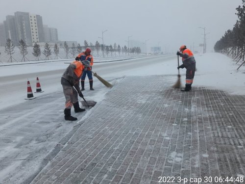 Өглөө орсон цасыг зам, талбайн 241 үйлчлэгч цэвэрлэн ажиллажээ