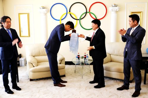 МҮОХ-ны Ерөнхийлөгч Б.Баттүшиг тамгаа гардан авлаа 