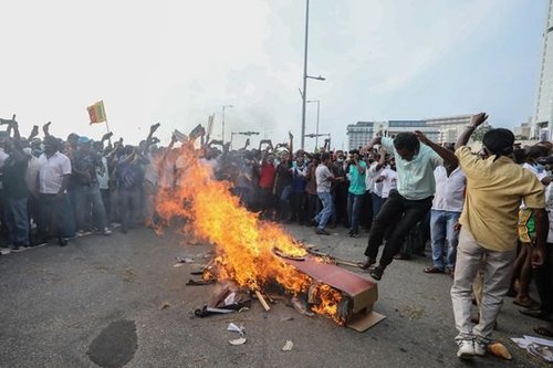 Эрчим хүчний хомстол нүүрлэсэн Шри-Ланкад эсэргүүцэл дэгдэж, хөл хорих цаг тогтоолоо