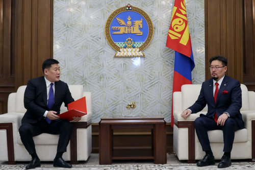 ШУУД: Ерөнхий сайд Л.Оюун-Эрдэнэ хуулийн төсөл өргөн барьж байна