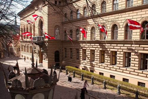 Латви: Тавдугаар сарын есний өдрийг Украины сөргөлдөөнд амиа алдагсадыг хүндэтгэх өдөр болгов