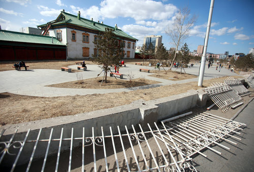 Богд хааны музейн цэцэрлэгт хүрээлэнгийн хашааг буулгаж байна