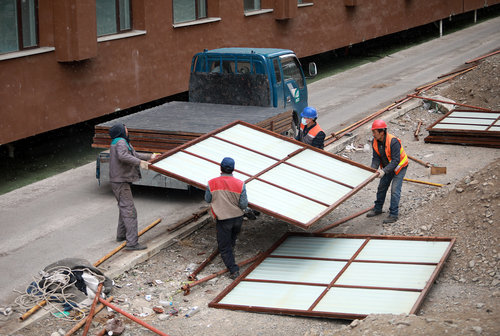 Баянзүрх дүүргийн 26 дугаар хороонд зөвшөөрөлгүй барьсан хашааг буулгалаа