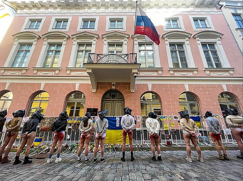 ОХУ-ын цэргүүд Украинд эмэгтэйчүүдийг хүчирхийлж байгааг эсэргүүцсэн арга хэмжээ болжээ