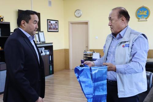 Дарханы төмөрлөгийн үйлдвэрийн тамгыг төрд буцаан өглөө