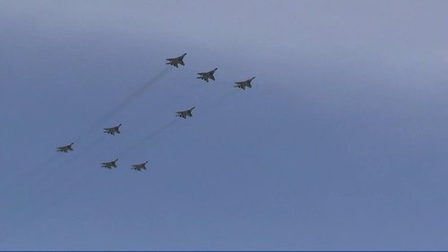 Ялалтын парадын бэлтгэлийн үеэр сөнөөгч онгоцууд Z үсэг дүрсэлжээ