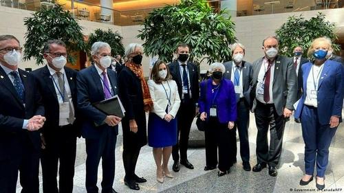 ОХУ-ын сайд илтгэл тавих үед G20-ийн төлөөлөгчид танхимыг орхиж, Японы төлөөлөгч үлджээ